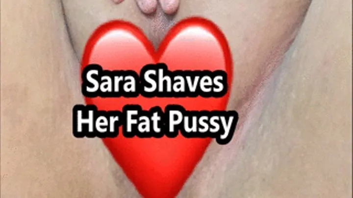 Sara Shaves Her Hot Pussy