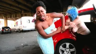 UBER CATFIGHT 4 : BLACK WOMAN VS EUROPEAN LADY : BIG NAKED BOOTY UPSKIRT, BERKA PULLED OFF, BIG TITS OUT : FACE SLAPPING FIGHT inside taxi + OUTDOORS