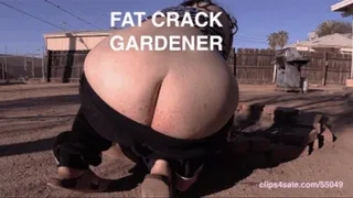 FAT CRACK GARDENER outdoors : JOAN MOANS while she works: BBW krak : squatting : extreme close-ups,