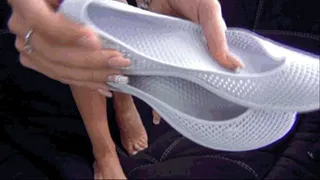 Deep toe wiggling in rubber ballet flats a