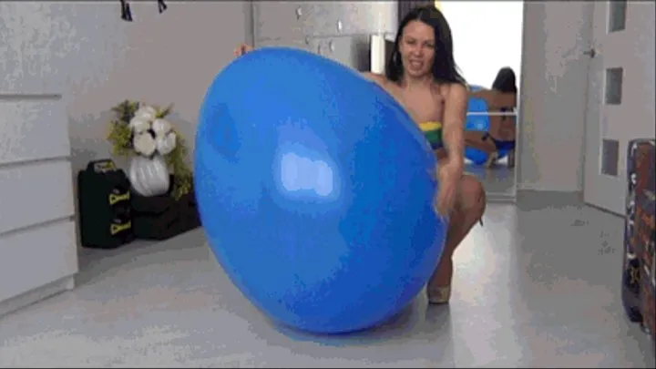 Angry Lory burst a huge inflatable balloon 2a