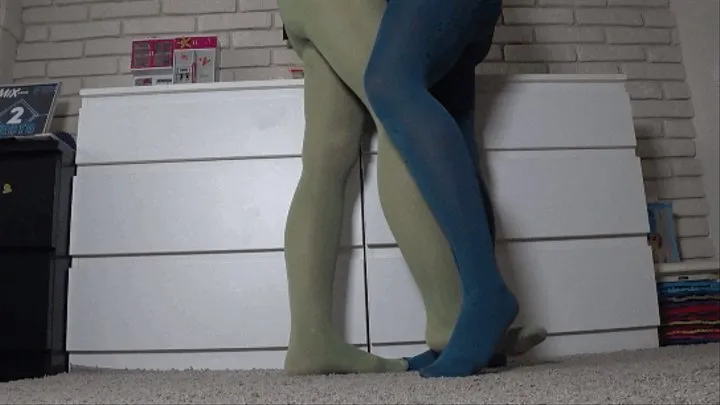 leg flirting in green pantyhose a