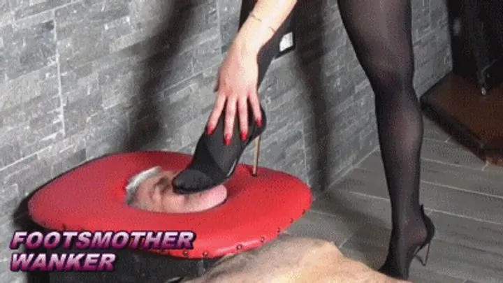 MISTRESS GAIA - FOOTSMOTHER WANKER