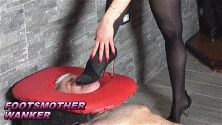 MISTRESS GAIA - FOOTSMOTHER WANKER