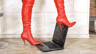 tkozw Melania tramples on her laptop