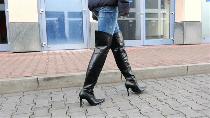 vonac Kristiena in black leather boots