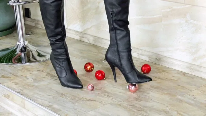 naj25 Christmas baubles under Christiane‘s leather boots