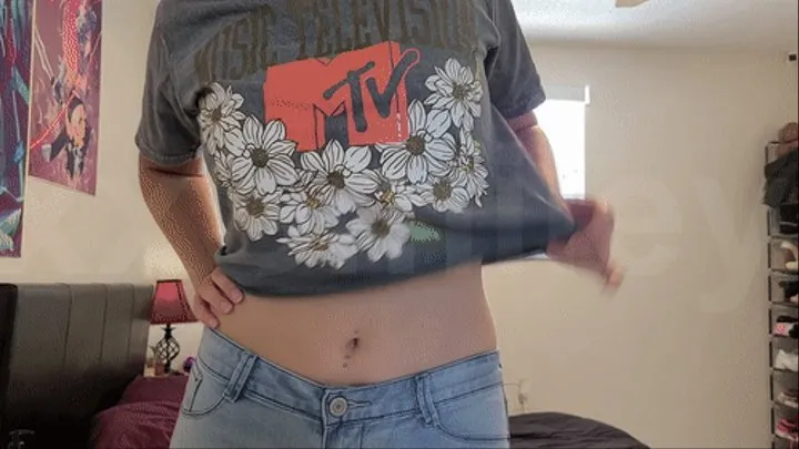 Belly button in crop tops