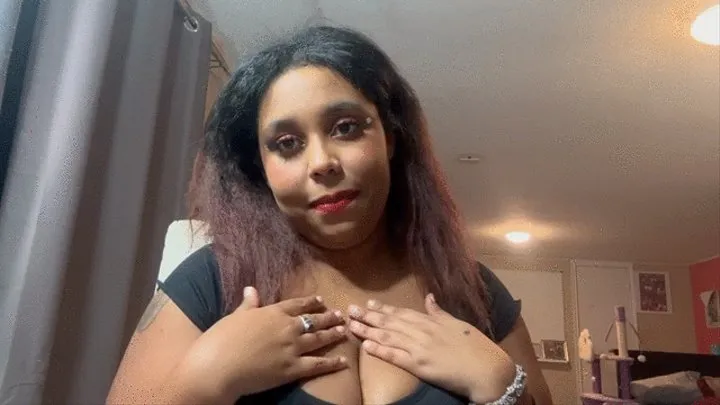 Roxie is 18 and has size 36H Boobs and wants to tell you about it