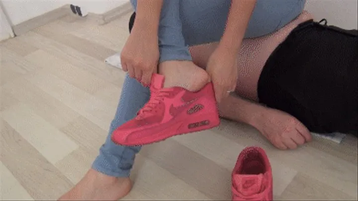 Kendra trampling in pink gym shoes!