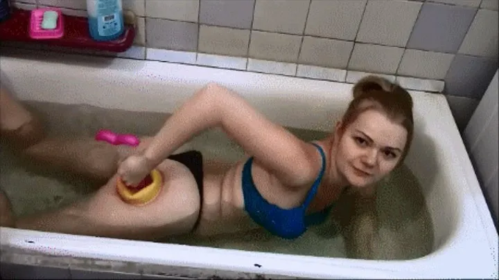 Play with the plunger in the bath