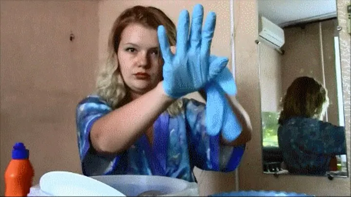 Wash dishes in a mask and gloves2