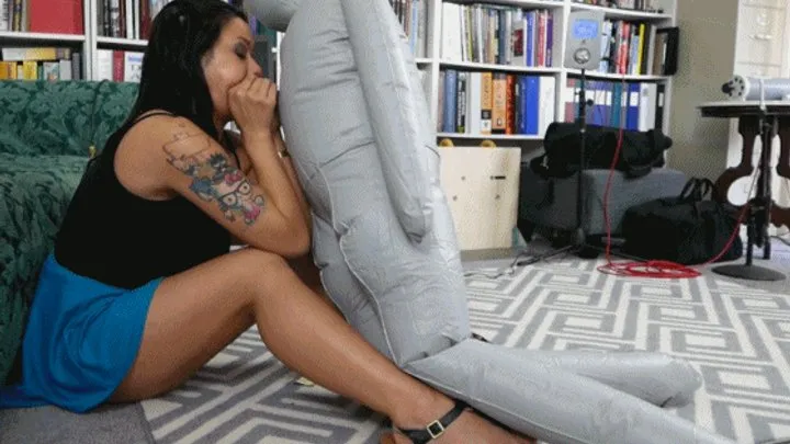 Kimmy Inflates a Life-Size Mannequin