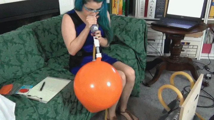 Valora Blows a Spanish 30-inch Paddle Balloon
