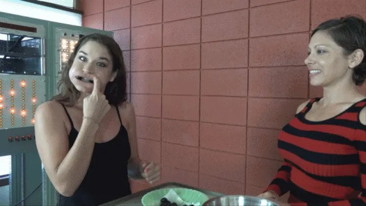Kendra and Summer Test Their Cheek Capacity With Grapes