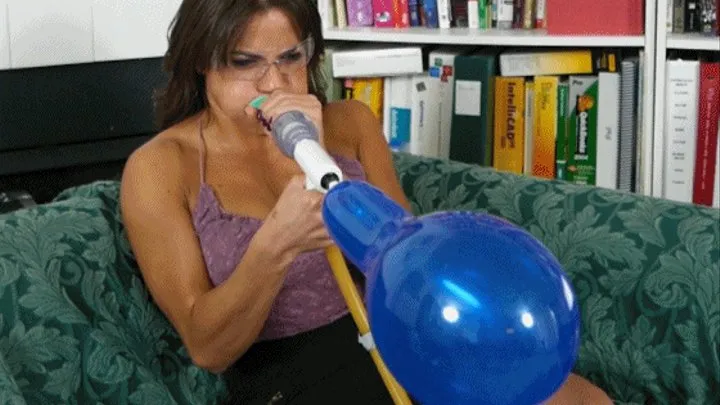 Chichi Tests Three Sizes of Qualatex Round Balloons