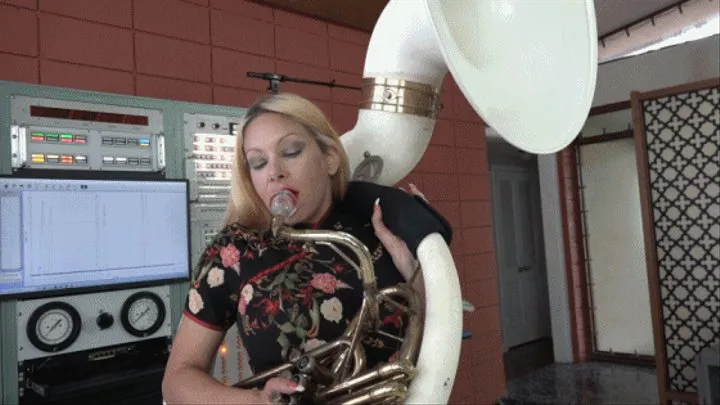 Summer Tries Out the Sousaphone