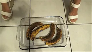 Peko Lux Messy Feet Play with Mushy Bananas