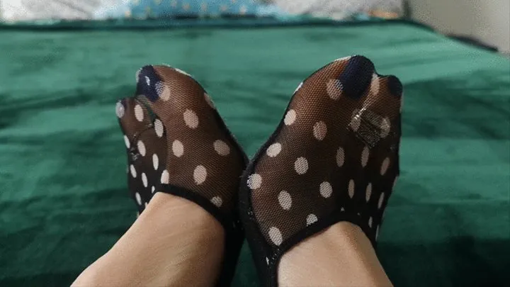 MESH FOOT TEASE AND DIRTY SOCK WATER SQUEEZE by Goddess Bianca