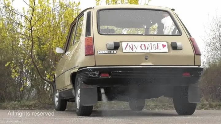 Lady Cerise Renault 4 Trouble