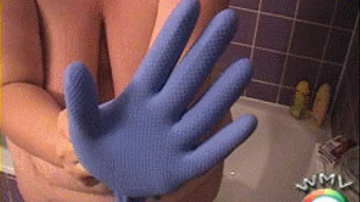 Fat BBW Lailani wearing gloves in bathtub, washing hairs and play with the hose in my pussy