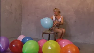 Blonde sit pop on a chair