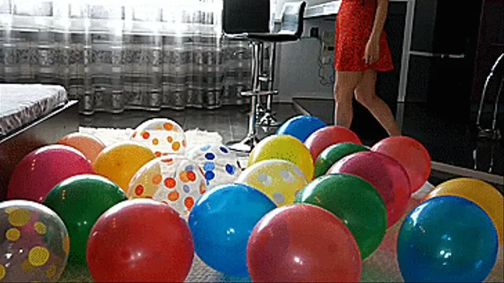 Uliana barefoot destroys balloons
