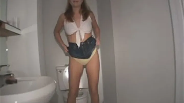 Charlize takes a Pee