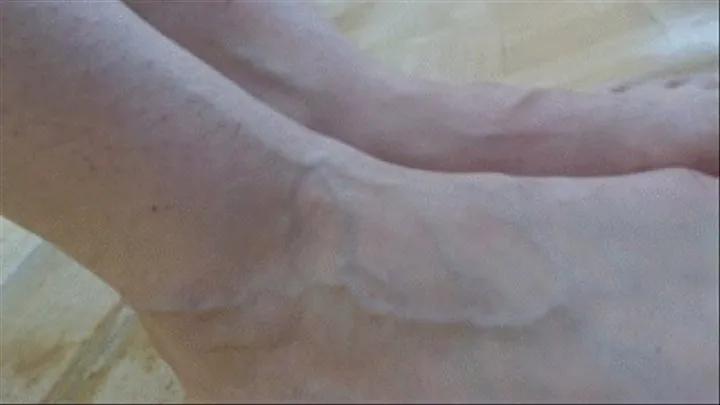 Hot weather makes my veins bulge (hand fetish)