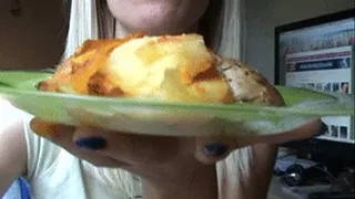 lilcharlotte eating chicken and potatoes (facestuffing)