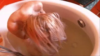 Washing hair underwater (bathtub fetish)