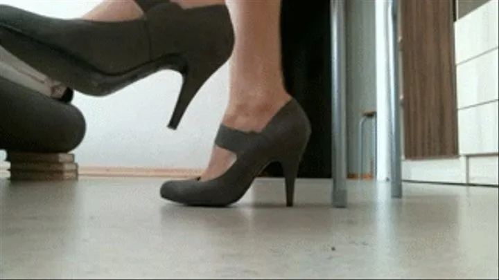 Tapping high heels 720p (shoeplay)