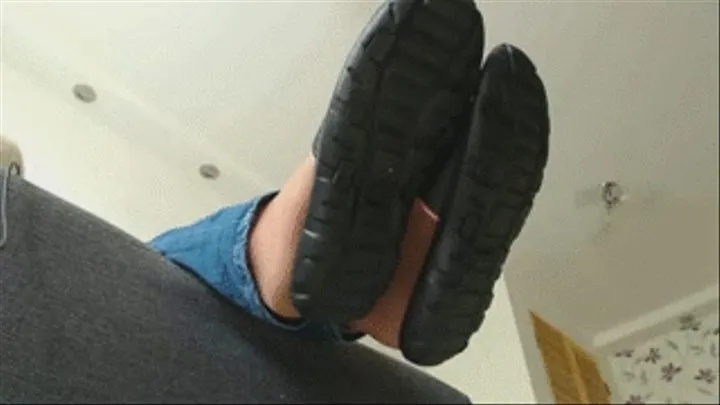 Dangling sandals * (shoeplay)