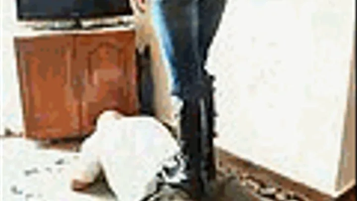 Miss Chris boots trample (HOT VIDEO)