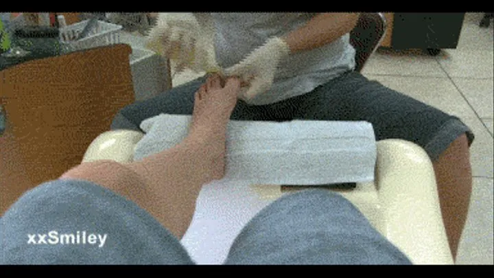 Smiley Gets A Pedicure