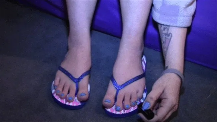 Flip flop toenail painting