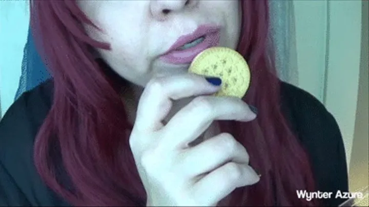 Crunchy Cookie Munching Upclose (ID # 1505 )