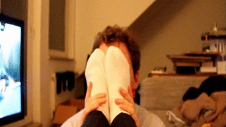 relaxing my stinky feet in white socks in slave face! slave whining! 3 minutes stinksex