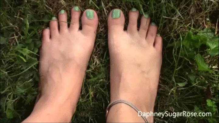 DaphneyRose Wiggles Barefoot Toes