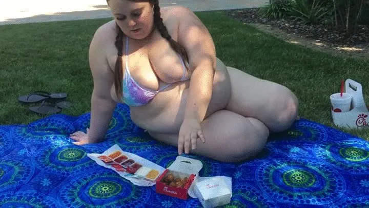 SexySignatureBBW To Small Bikini Eating Nuggets & Showing Off At The Pool!