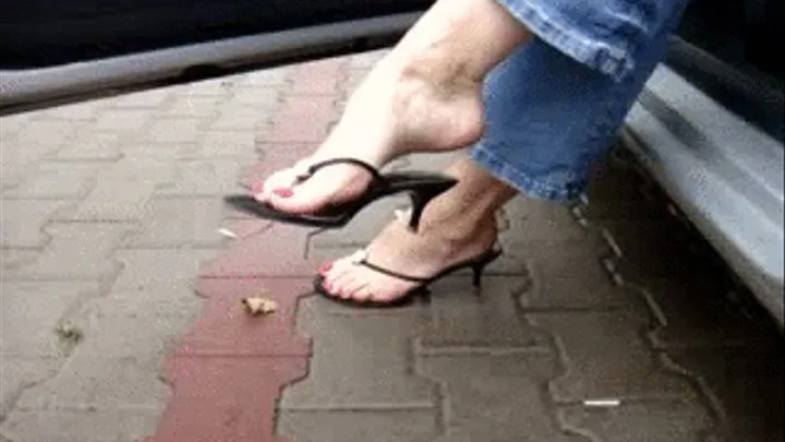 Hot pedal pumping in sexy mules