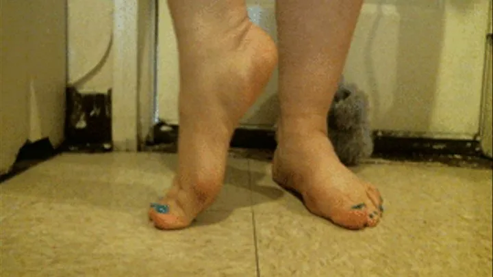 amateur BBW Latina feet barefoot posing