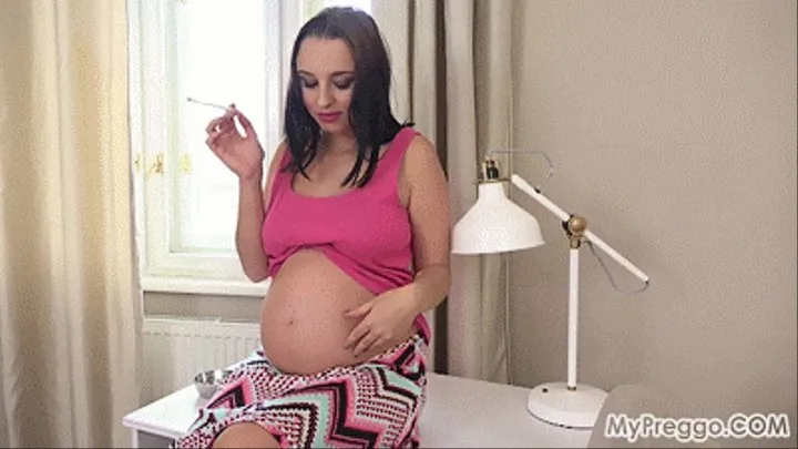 Alyssa Fucks Her Pregnant Pussy While Smoking!