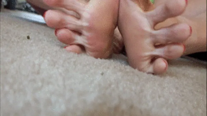 Watch long finger toes spread and fold over each other nice n slow