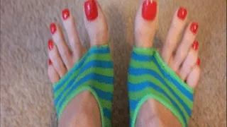 Long toe wiggles in yoga socks
