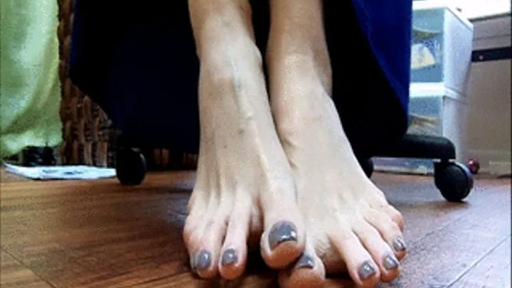 Long toe wiggles up close!