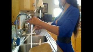 Kendi Cumming Does the Dishes