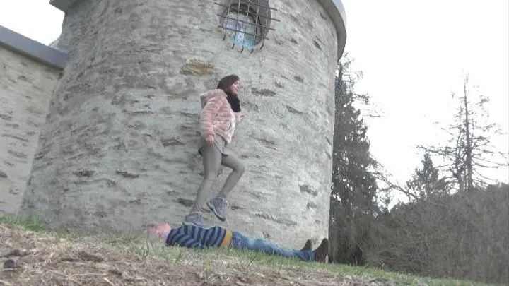 Lady Scarlet Trampling davanti alla Chiesa Sconsacrata (Trampling in front of an abandoned church)