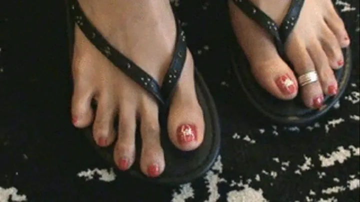 Long lovely toes wiggling in Flip Flops