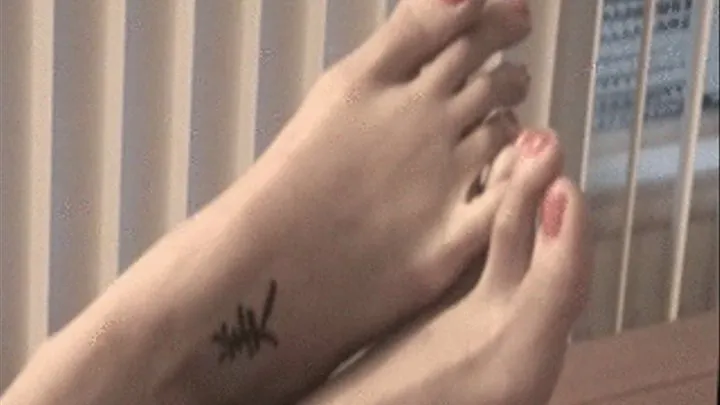 Long toes of Mia